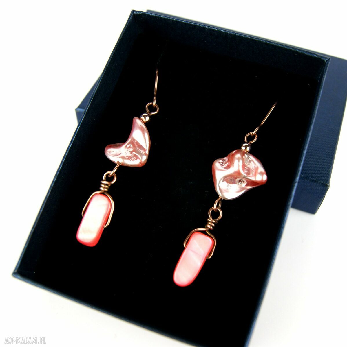 Kolczyki z perłą seashell i masą perłową w technice wire wrapping