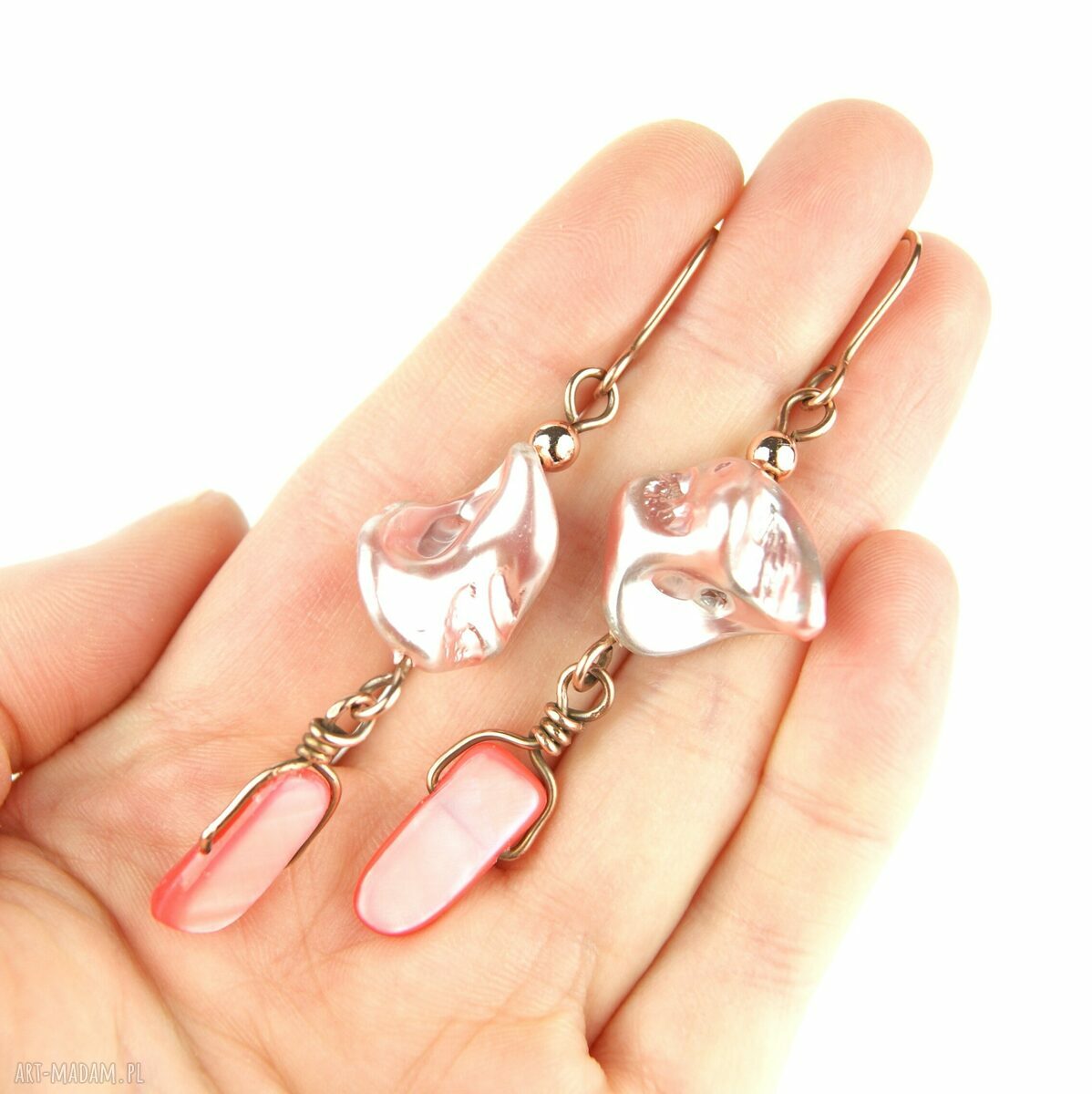 Kolczyki z perłą seashell i masą perłową w technice wire wrapping