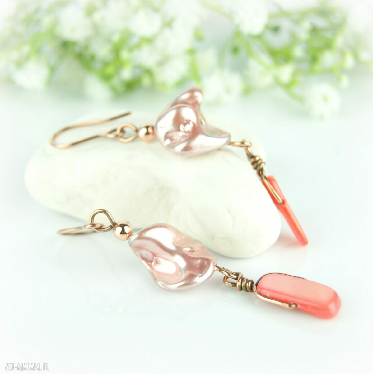 Kolczyki z perłą seashell i masą perłową w technice wire wrapping