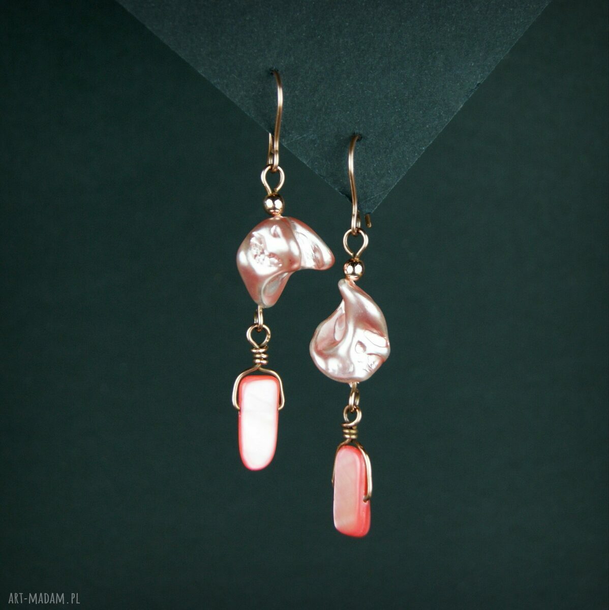 Kolczyki z perłą seashell i masą perłową w technice wire wrapping