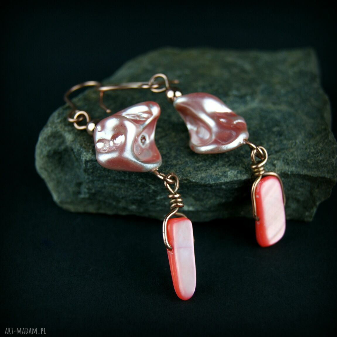 Kolczyki z perłą seashell i masą perłową w technice wire wrapping