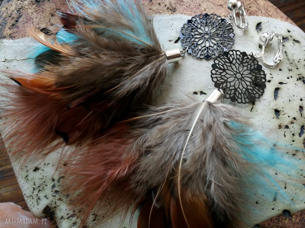Lekkie klipsy boho z piórami i ażurową zawieszką