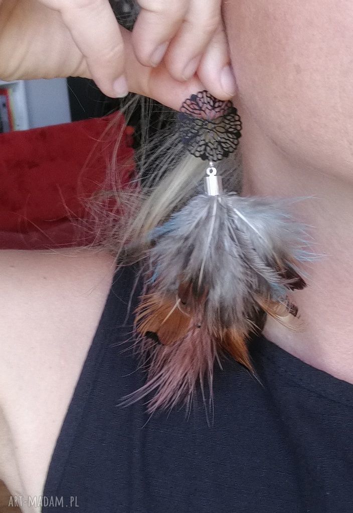 Lekkie klipsy boho z piórami i ażurową zawieszką
