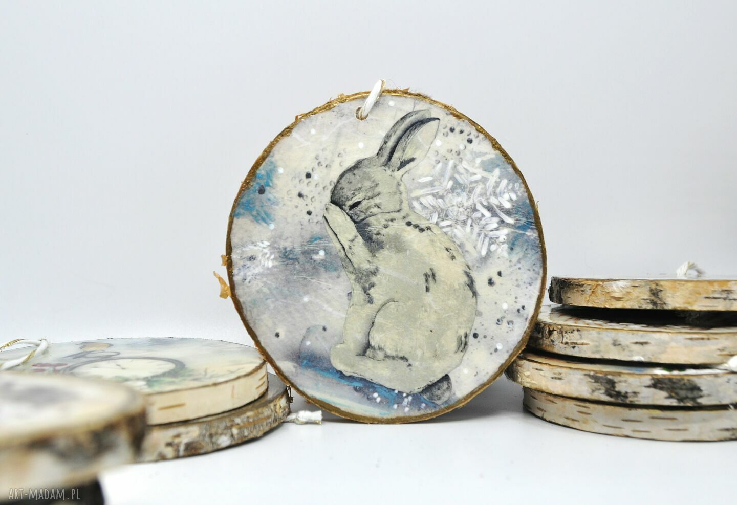 Ręcznie robiona bombka świąteczna z plastra brzozy - decoupage