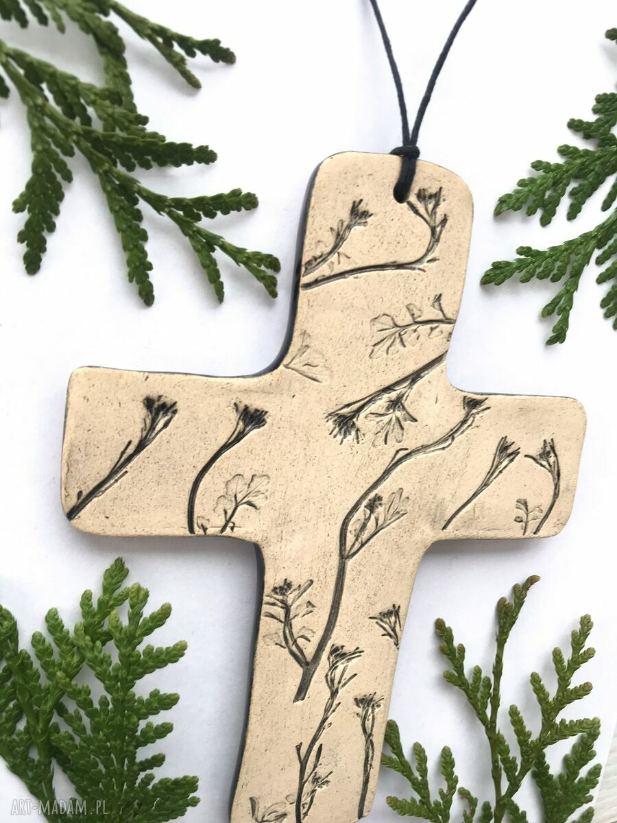 Ceramiczny krzyżyk z polnymi roślinami na ścianę