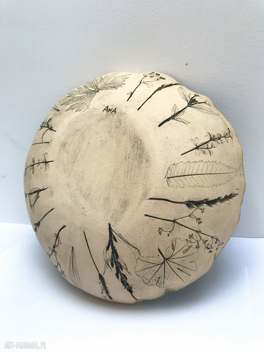 Ceramiczna miska z polnymi roślinami