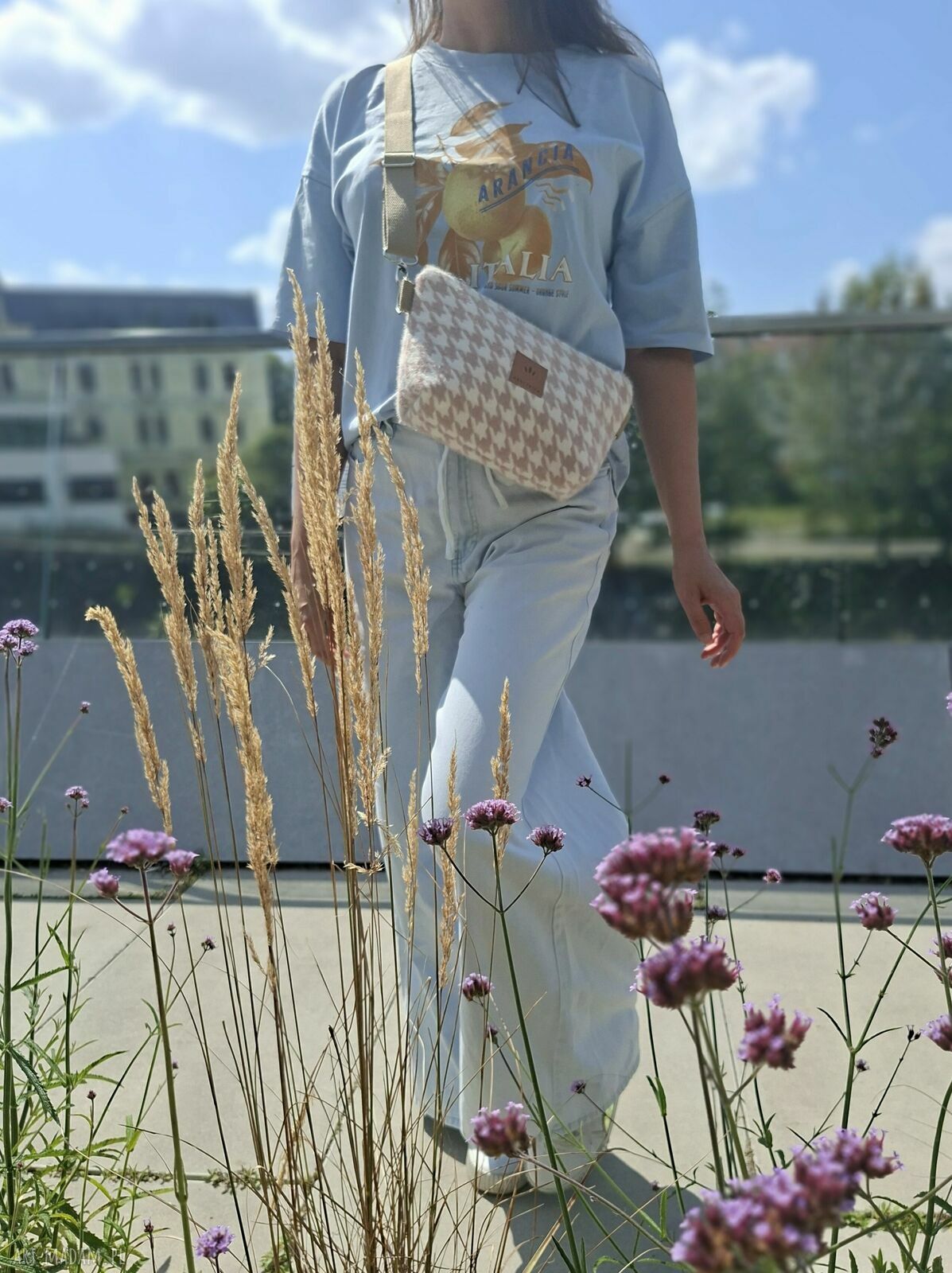 Różowa nerka-torebka w pepitkę z puchatej tkaniny