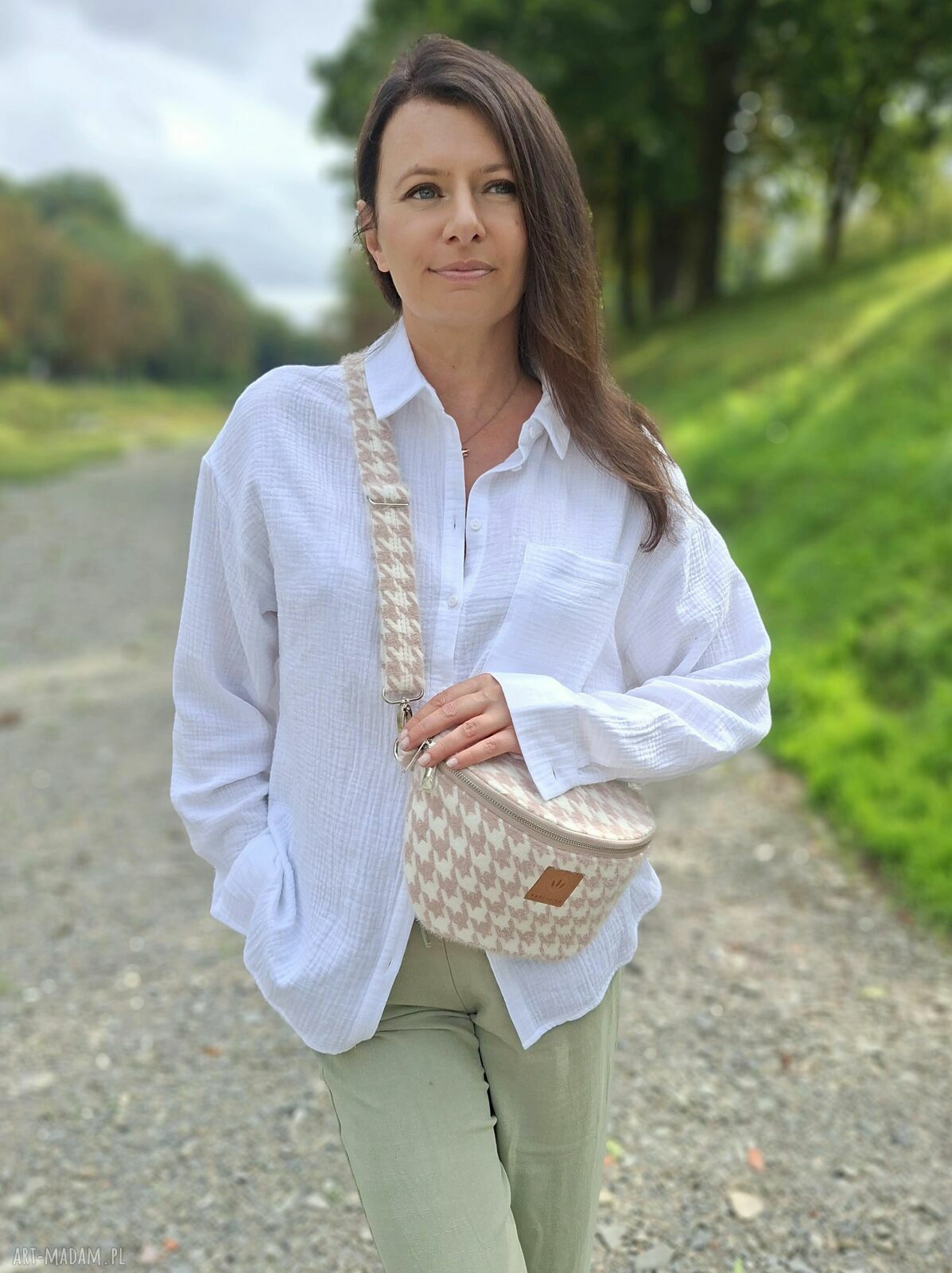 Różowa nerka w pepitkę z puchatej tkaniny - torebko-nerka handmade
