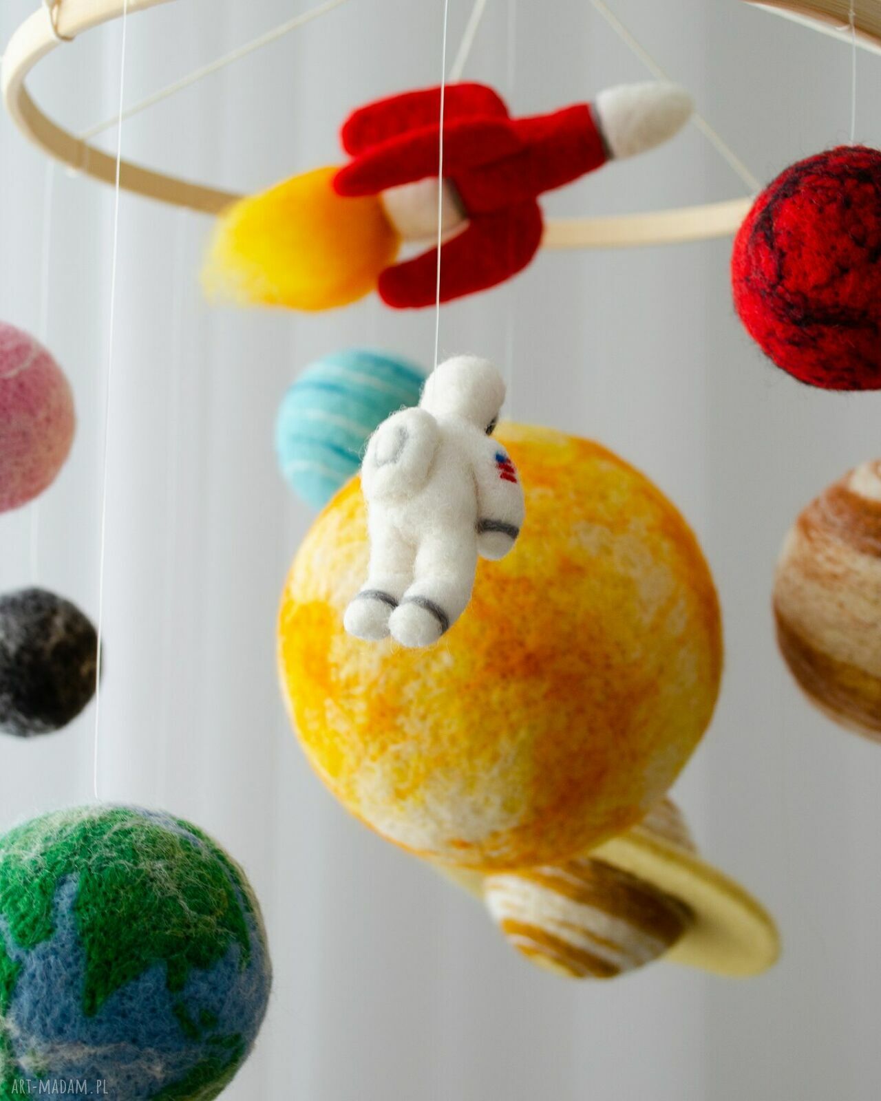 Ręcznie robiony mobil kosmiczny z astronautą i planetami do łóżeczka