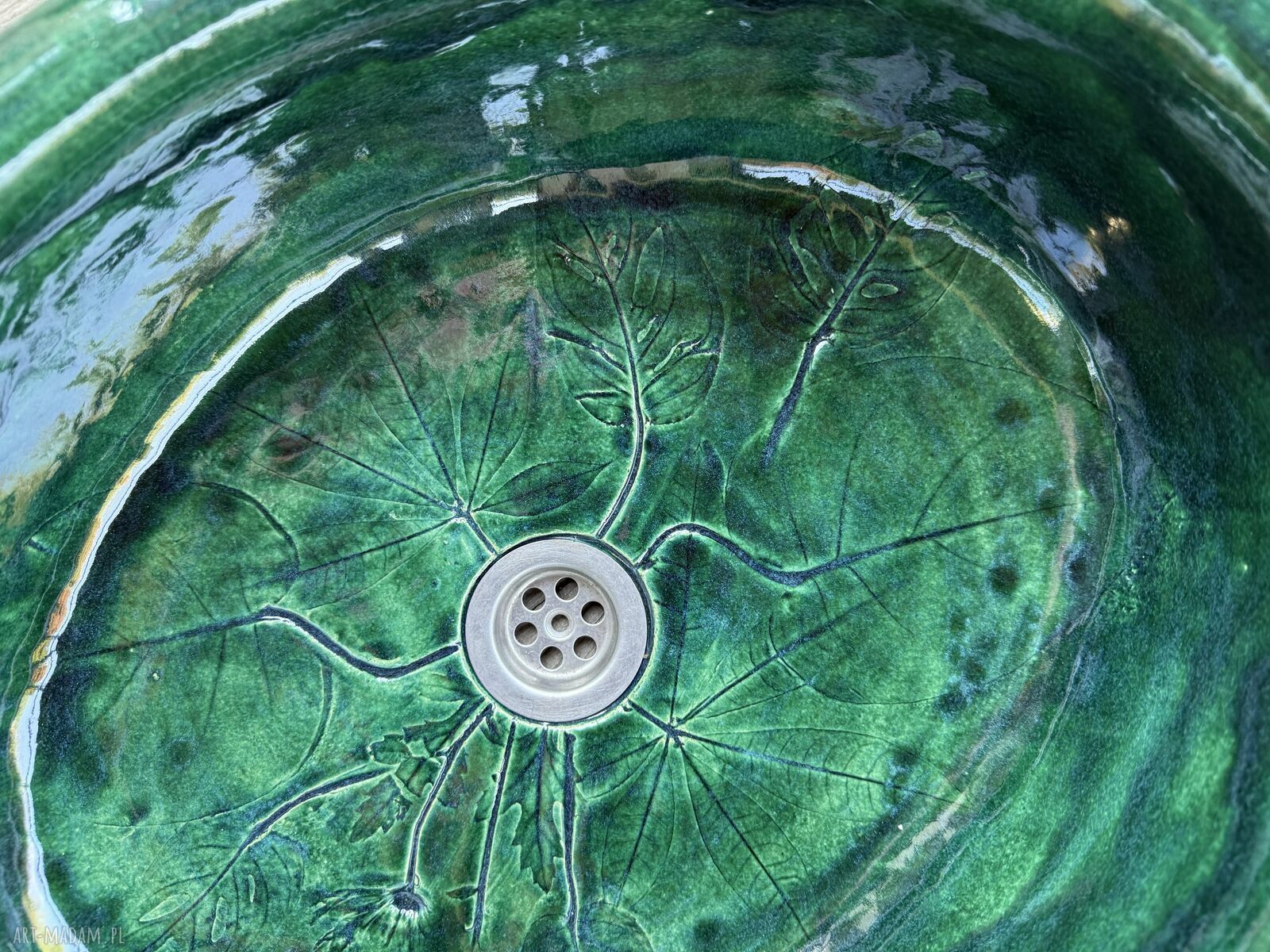 Umywalka z roślinami botanicznymi w butelkowej zieleni