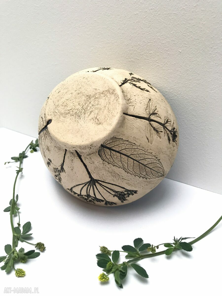 Ceramiczna miseczka z odbiciem polnych roślin