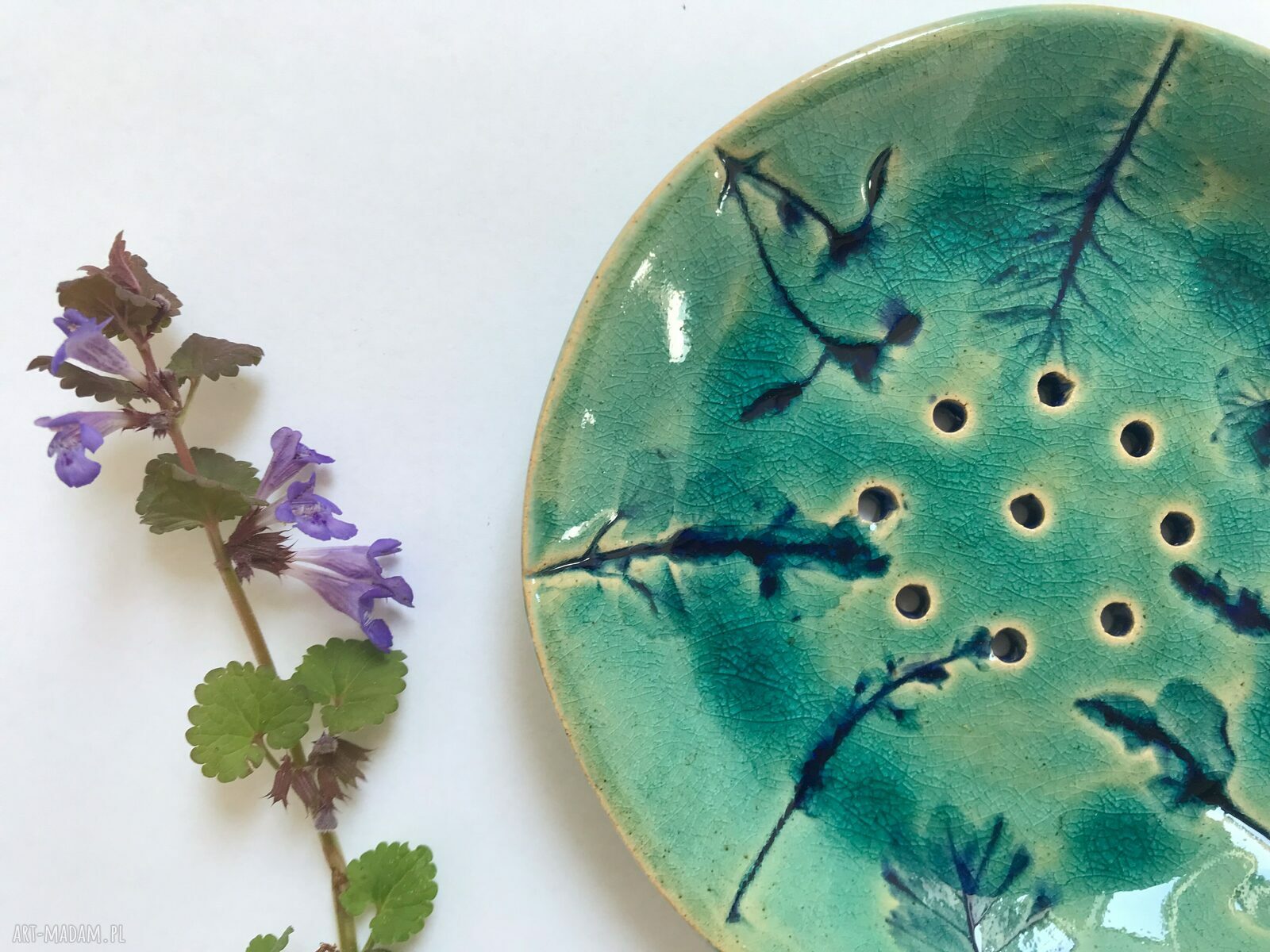 Ceramiczna mydelniczka z roślinnym motywem