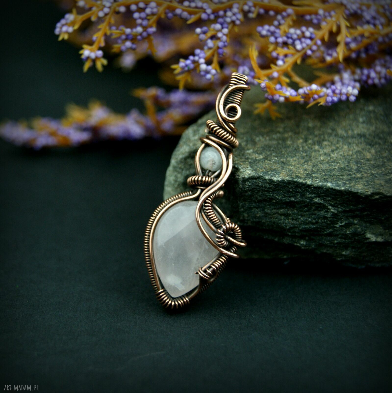 Ręcznie robiony wisiorek z różowym kwarcem - wire wrapping z oksydowanej miedzi