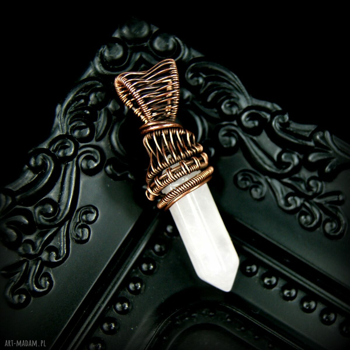 Ręcznie robiony wisiorek z różowym kwarcem - wire wrapping na prezent