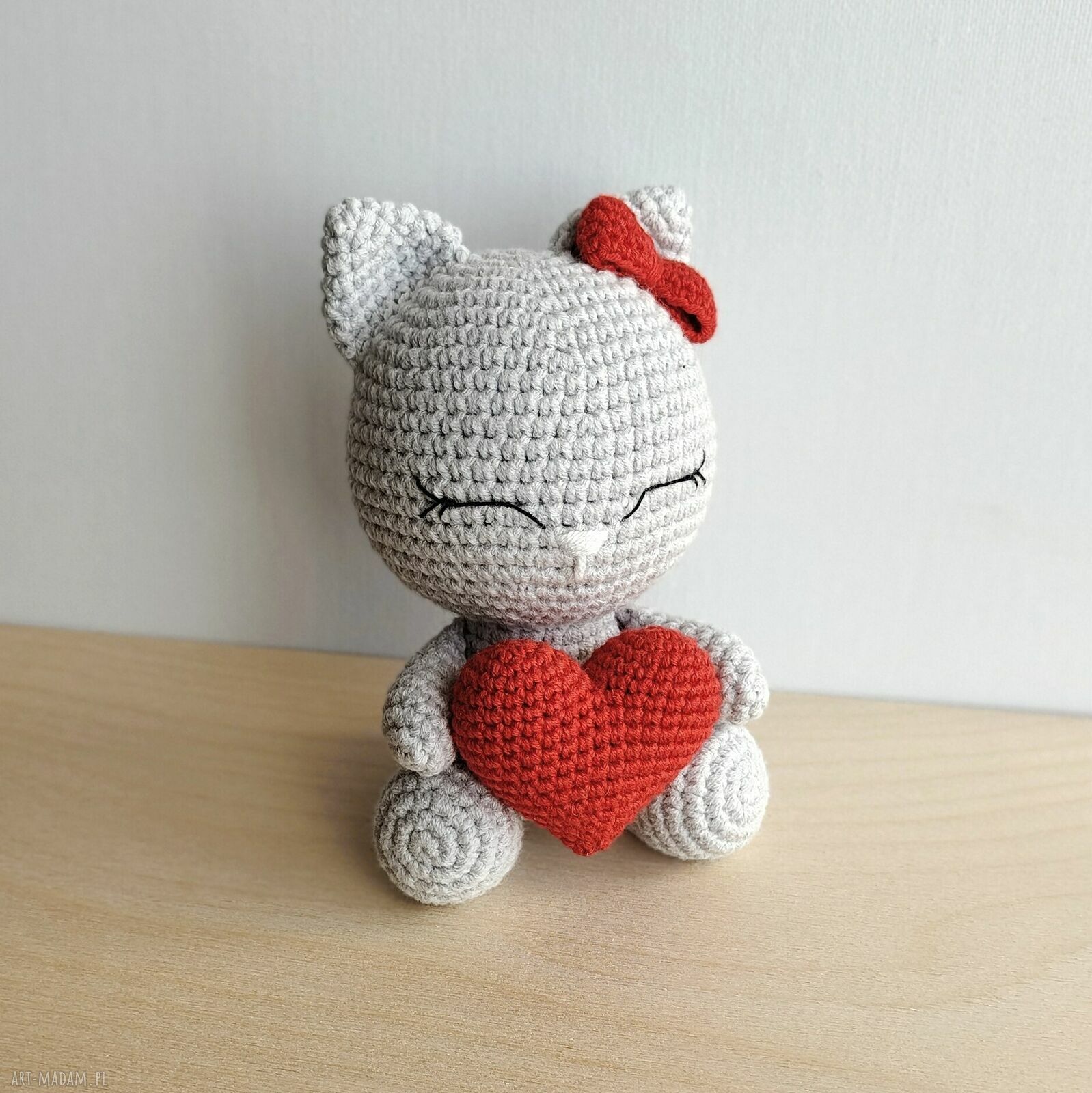 Kotek z serduszkiem - szydełkowa maskotka handmade