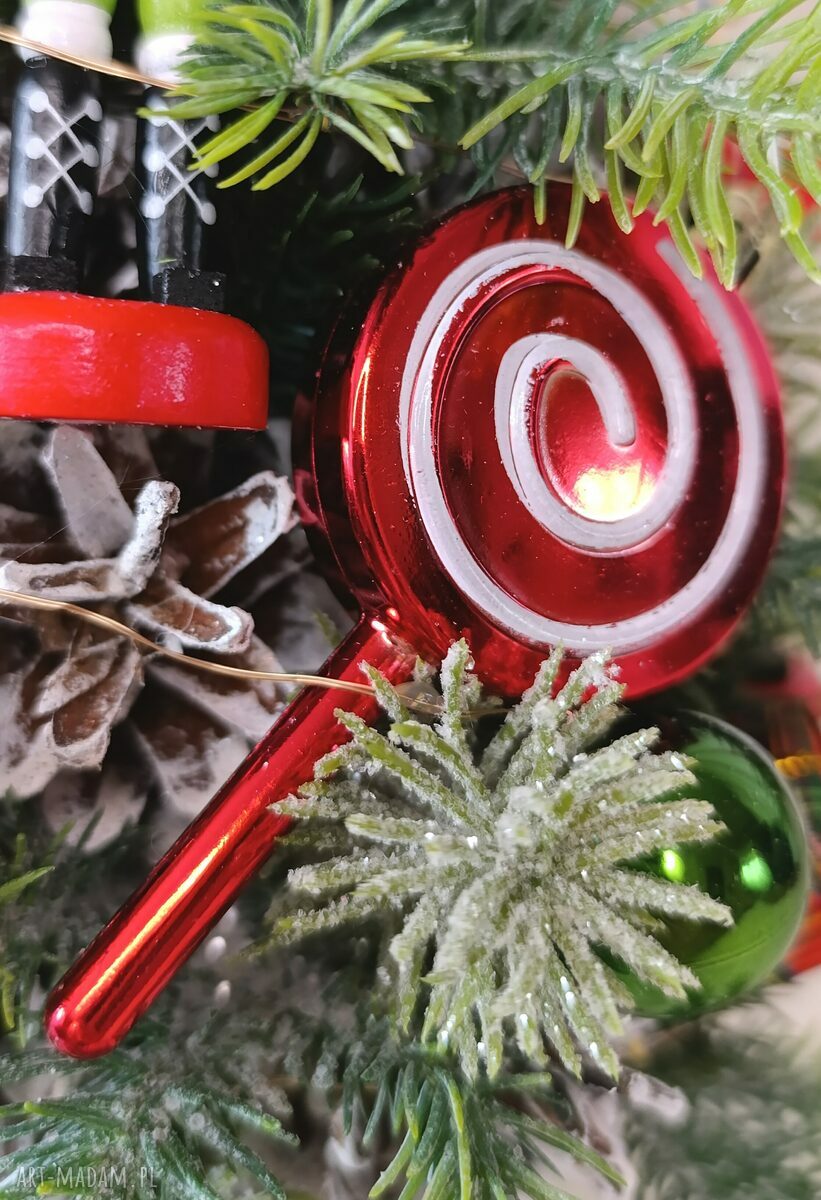 Choinka z szyszek z elfami LED - stroik świąteczny na drewnianym pniu