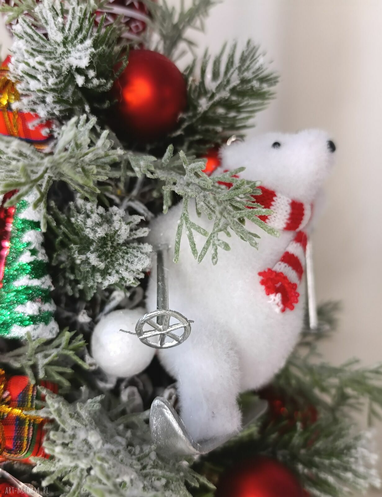 Choinka z szyszek z misiami polarnymi i światełkami LED - stroik na Boże Narodzenie