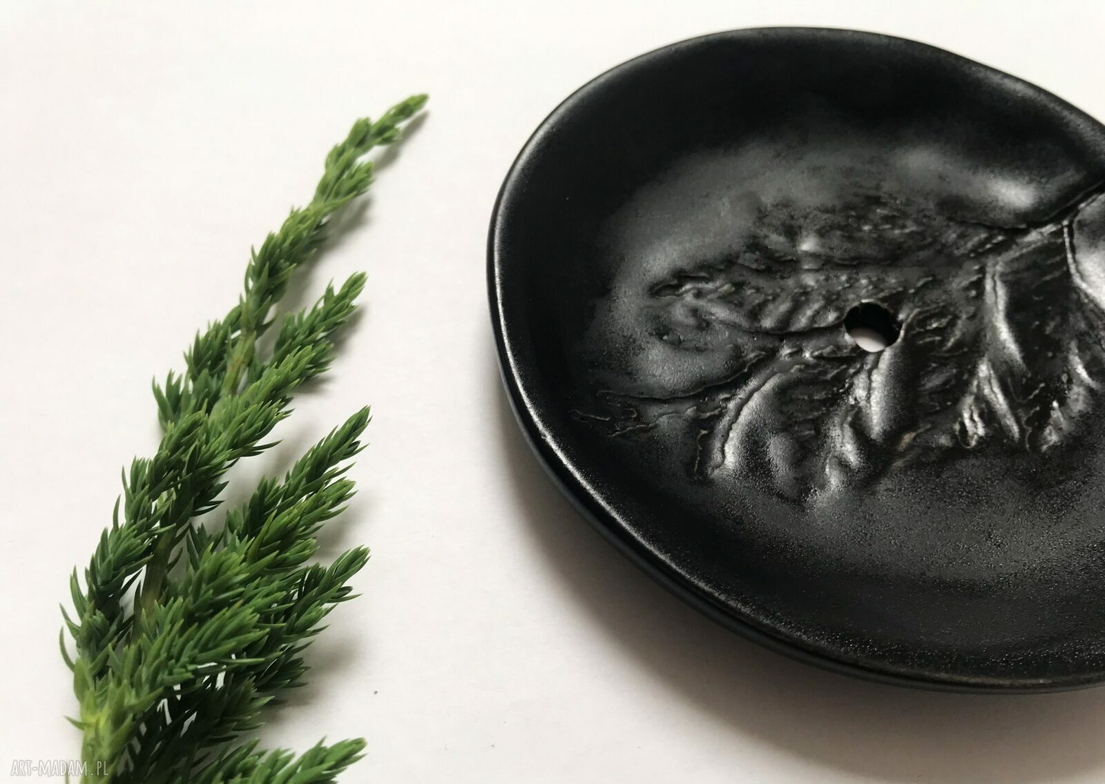 Okrągła ceramiczna mydelniczka z odbiciem gałązki tui