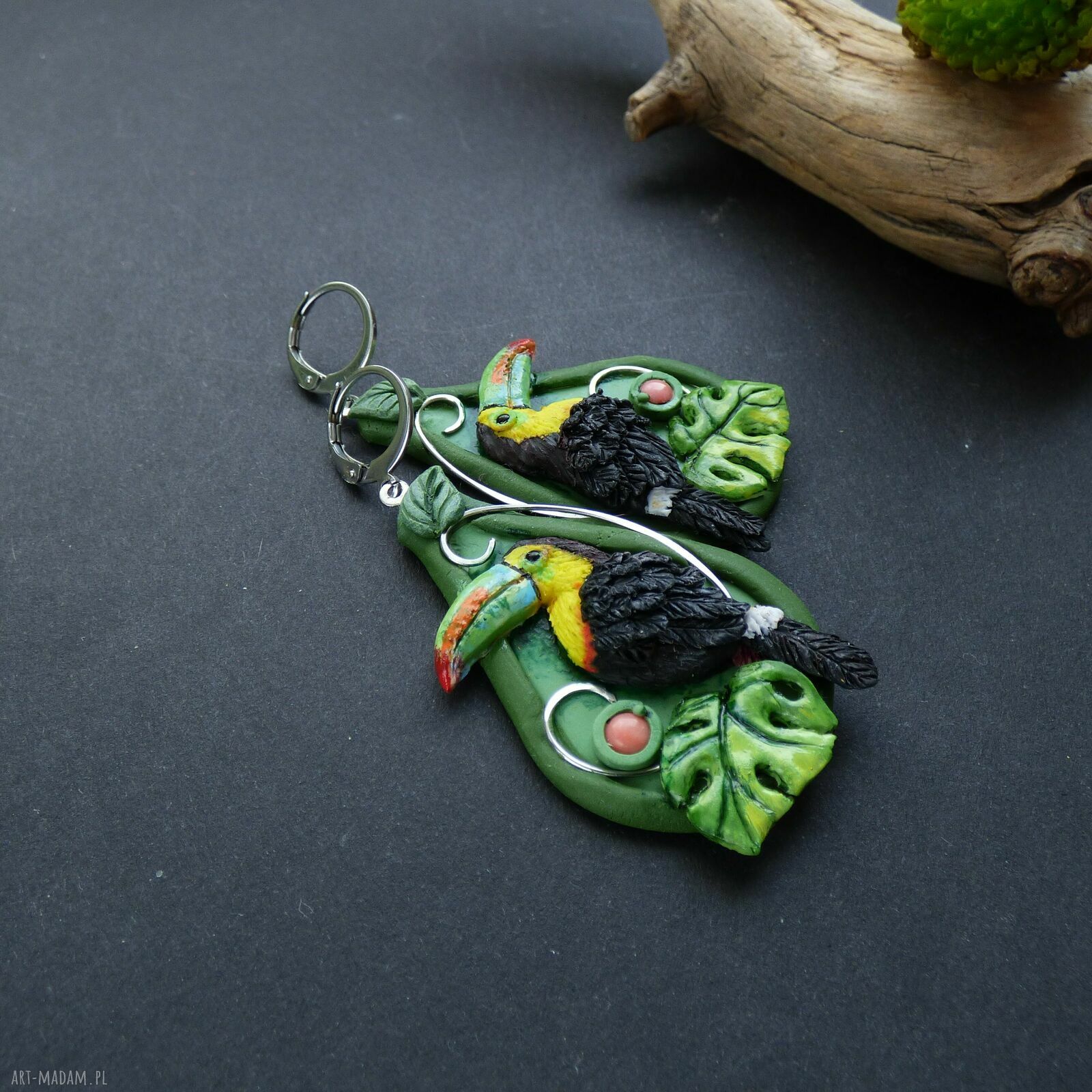 Kolczyki z tukanem tęczowym i koralem - tropikalna dżungla