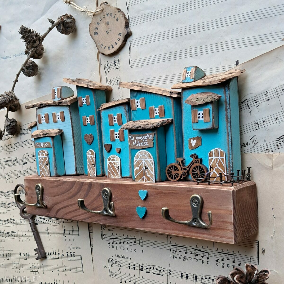 Turkusowy wieszak z drewnianymi domkami na klucze - rustykalny handmade