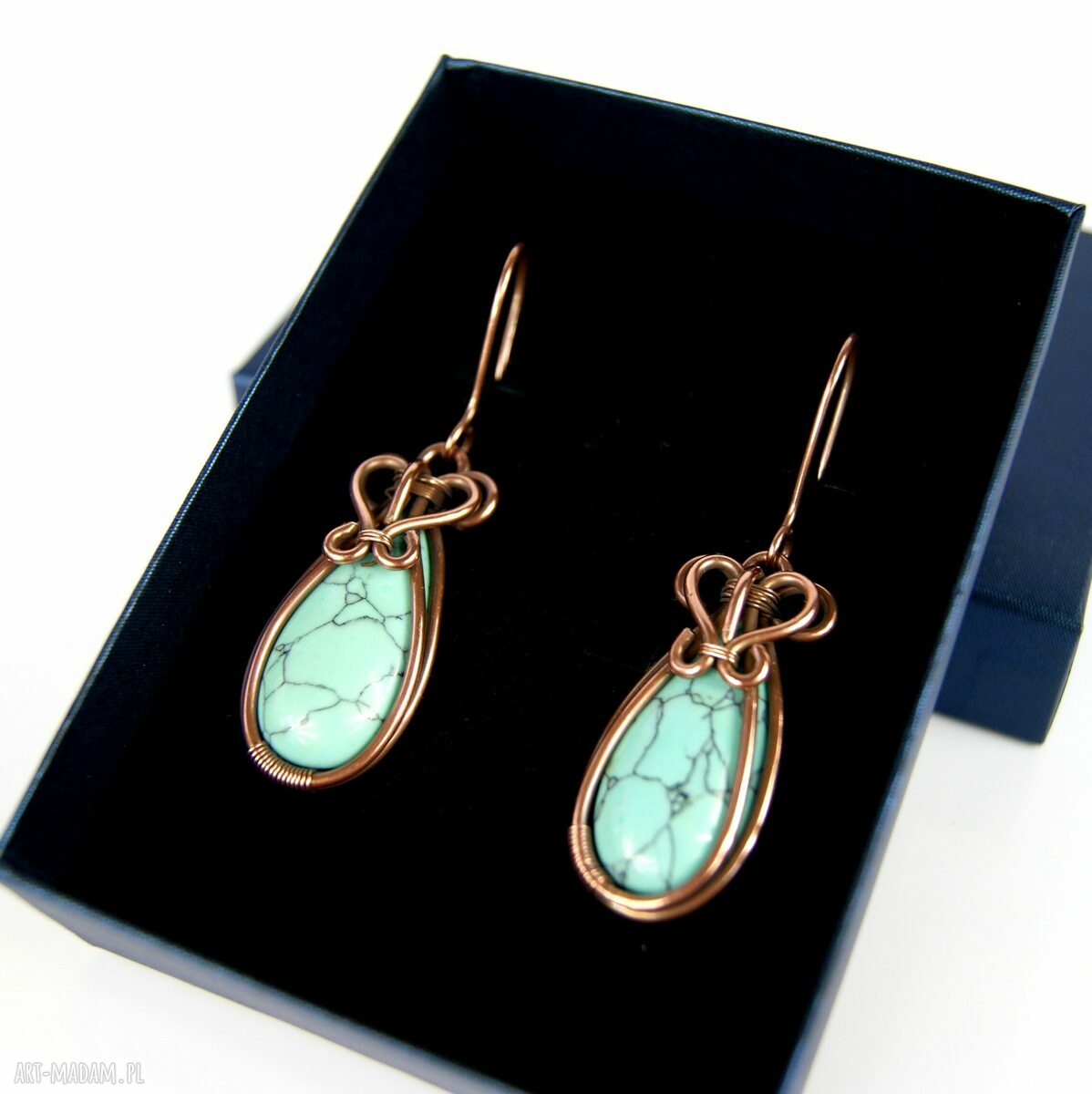 Wiszące kolczyki z turkusowym howlitem i miedzianym wire wrapping