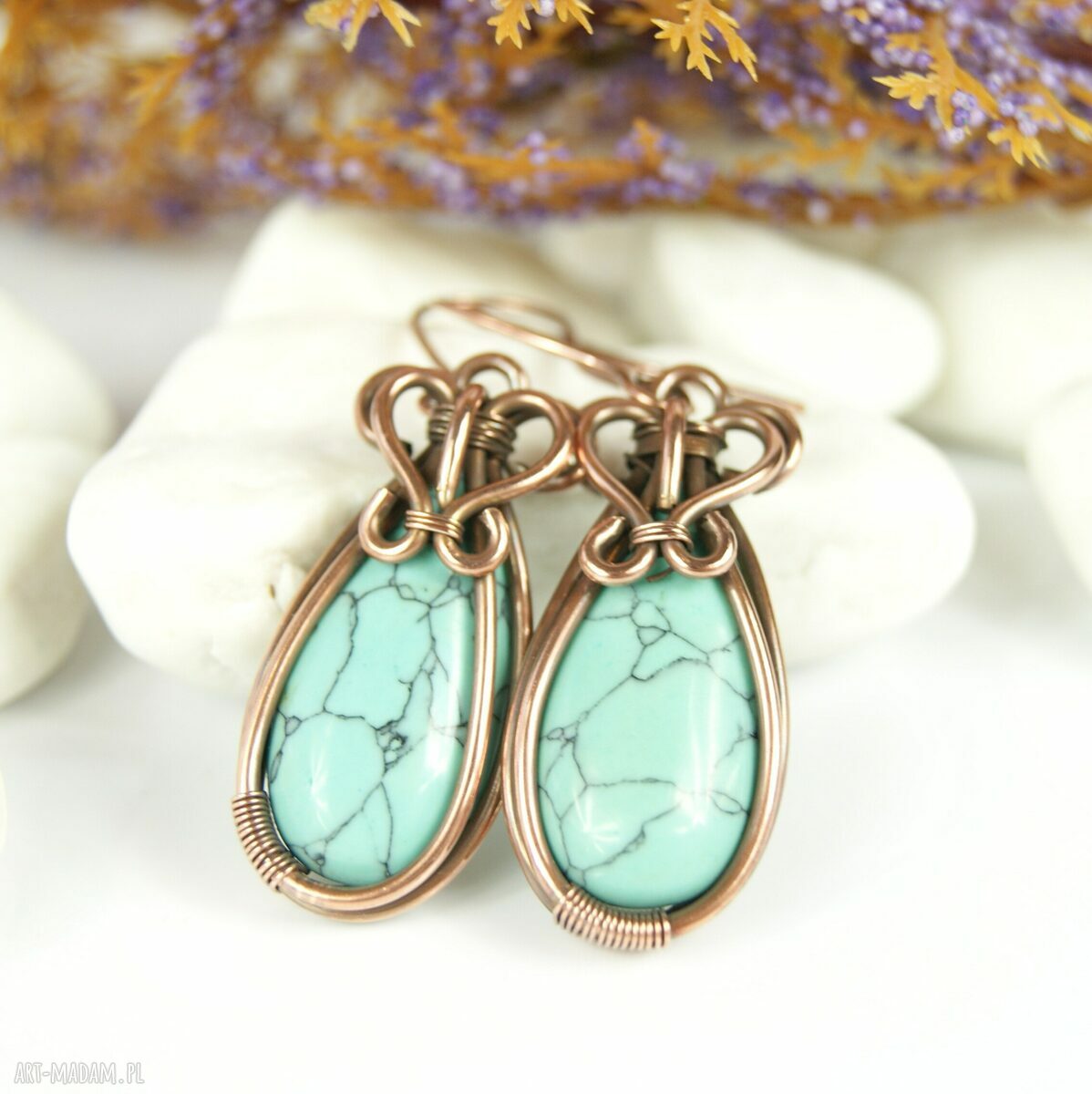 Wiszące kolczyki z turkusowym howlitem i miedzianym wire wrapping