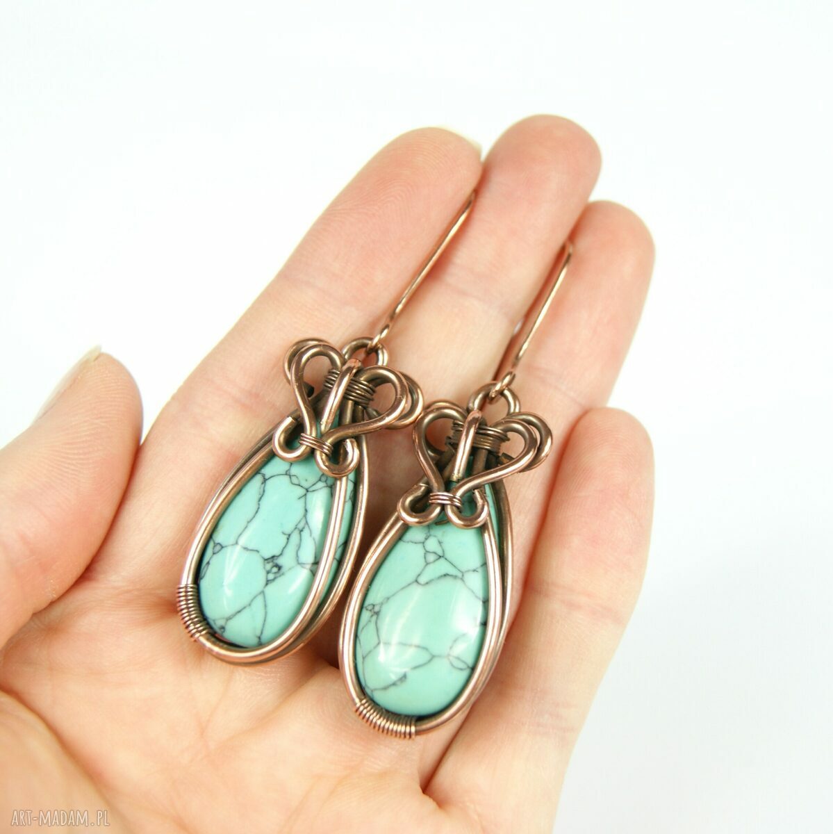 Wiszące kolczyki z turkusowym howlitem i miedzianym wire wrapping