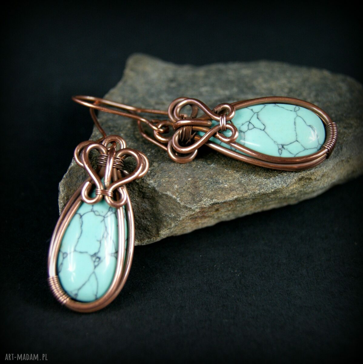 Wiszące kolczyki z turkusowym howlitem i miedzianym wire wrapping