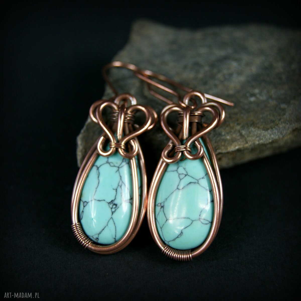 Wiszące kolczyki z turkusowym howlitem i miedzianym wire wrapping