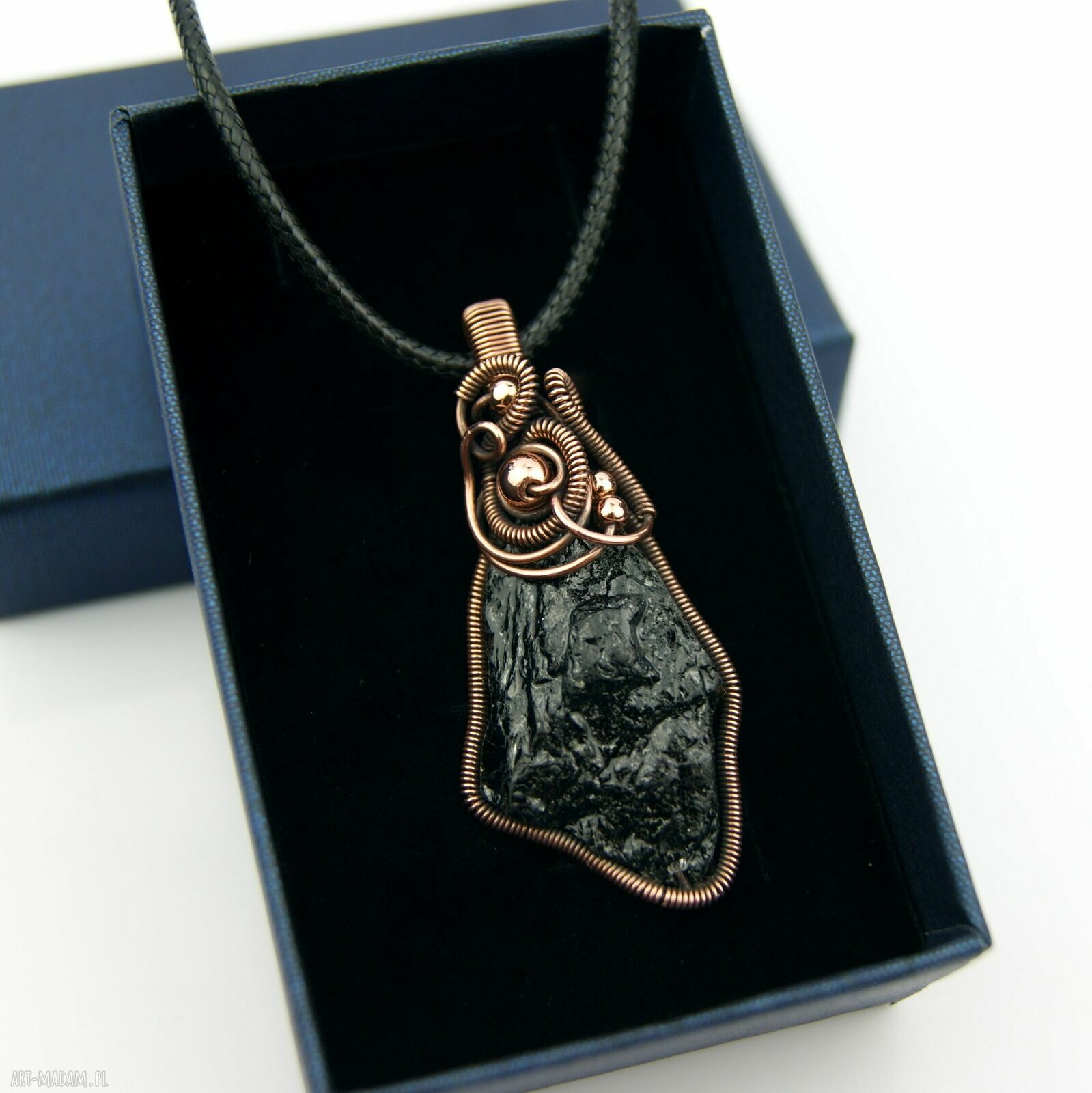 Miedziany wisiorek z turmalinem w technice wire wrapping