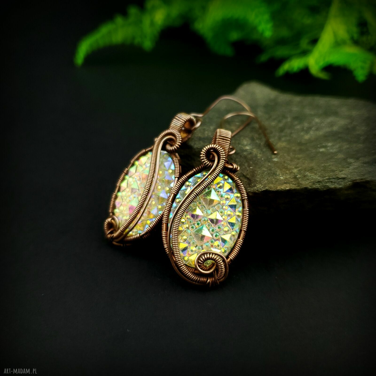 Kolczyki z żywicy - lekkie i błyszczące w technice wire wrapping