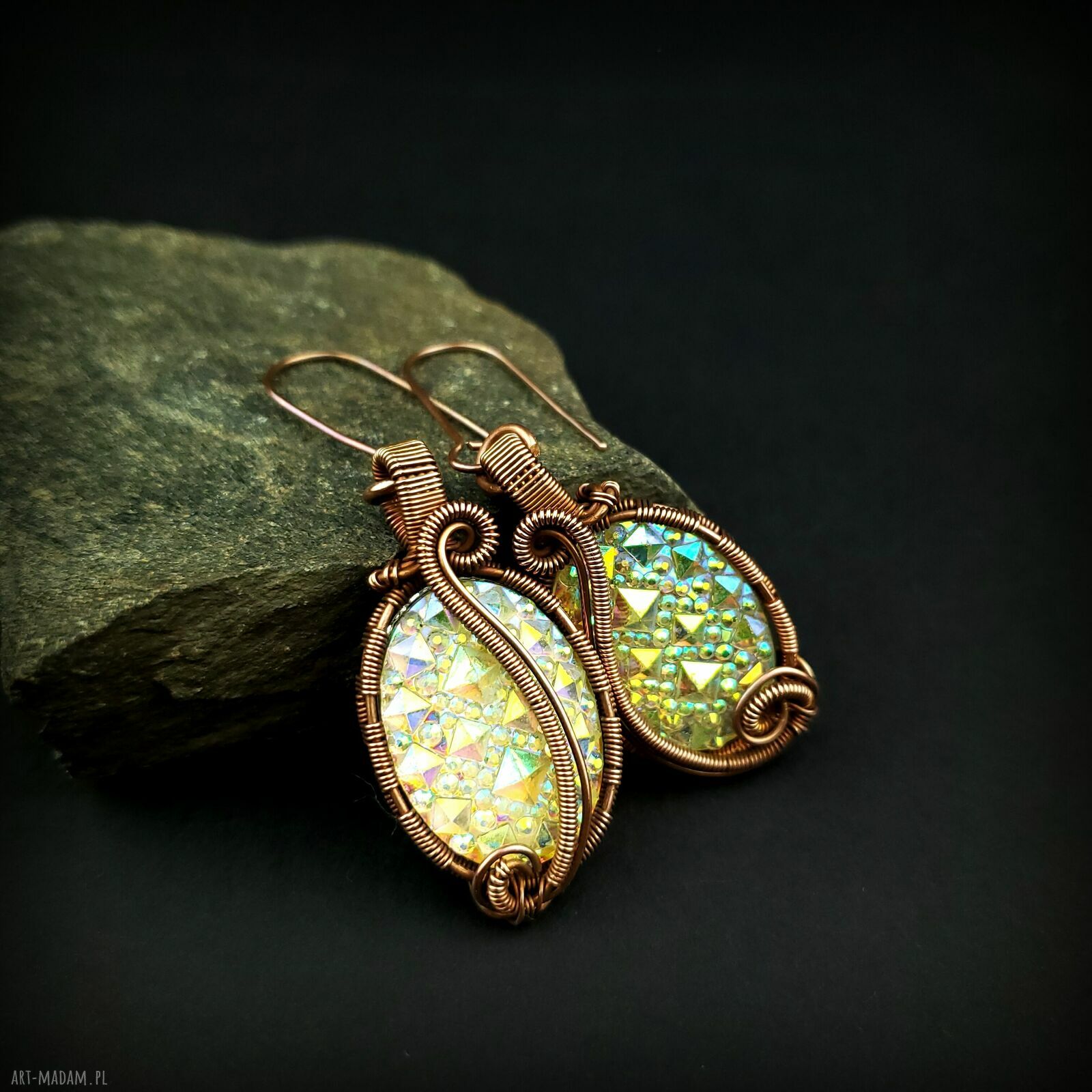 Kolczyki z żywicy - lekkie i błyszczące w technice wire wrapping