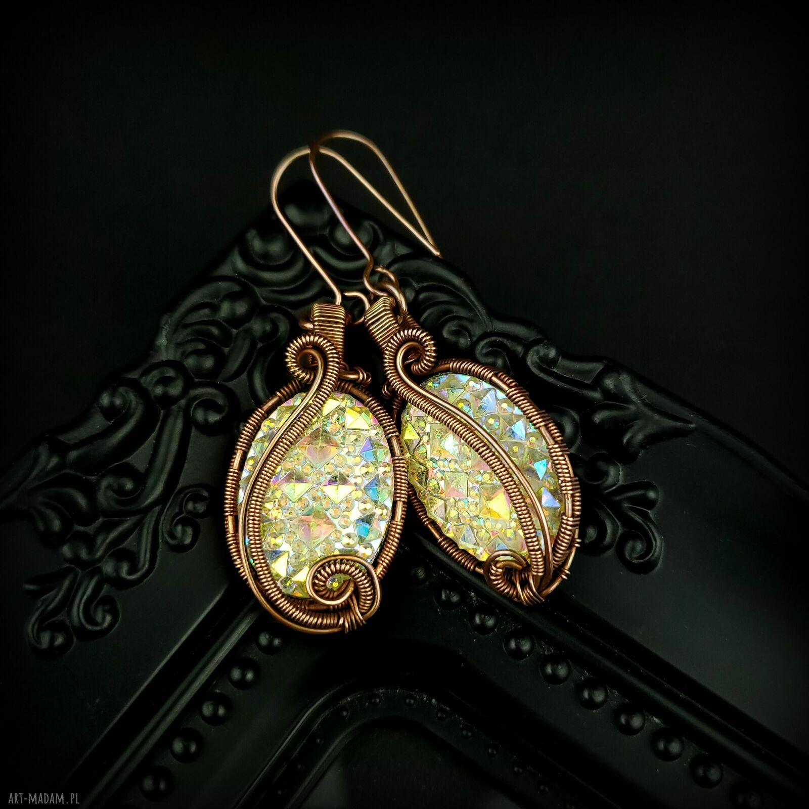 Kolczyki z żywicy - lekkie i błyszczące w technice wire wrapping