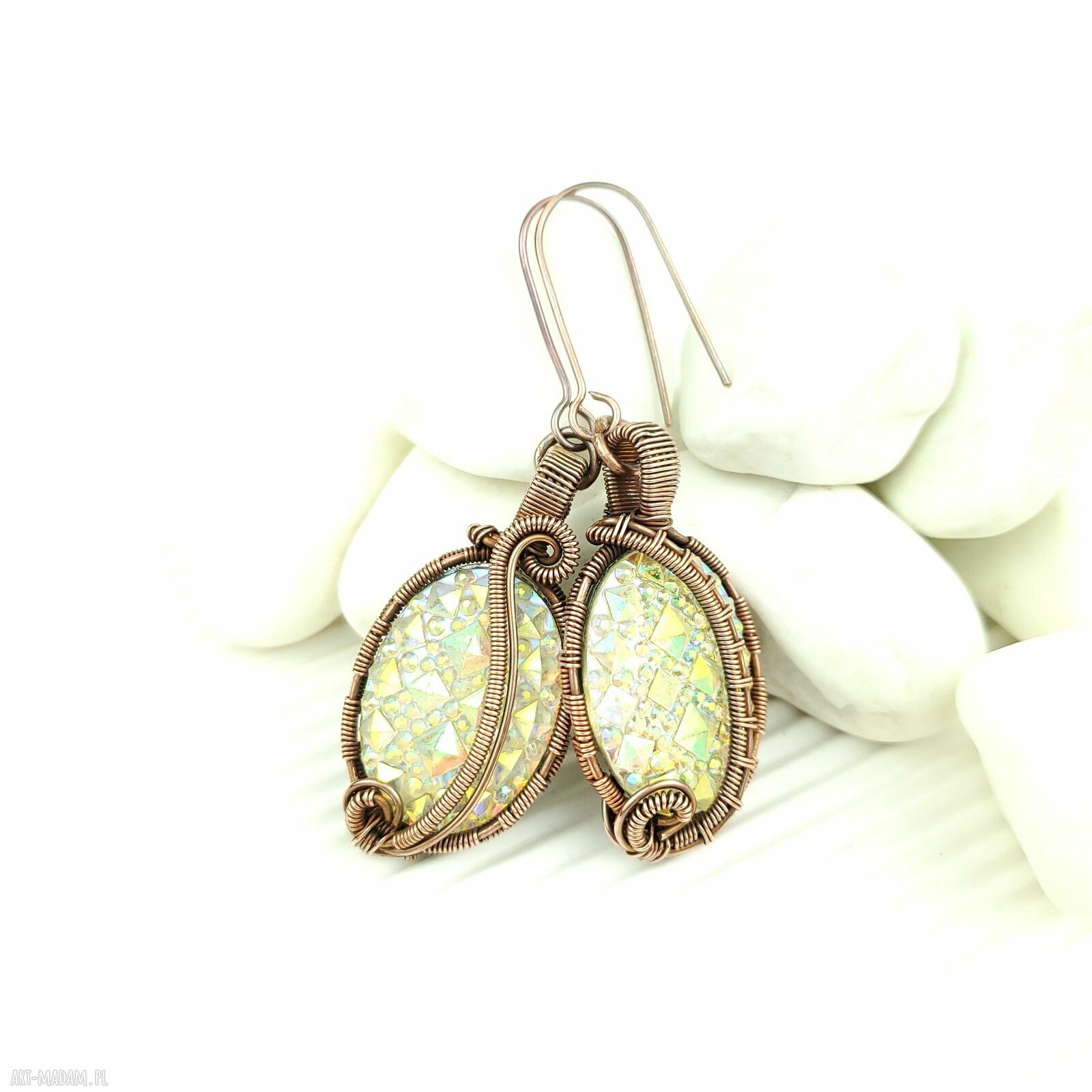 Kolczyki z żywicy - lekkie i błyszczące w technice wire wrapping