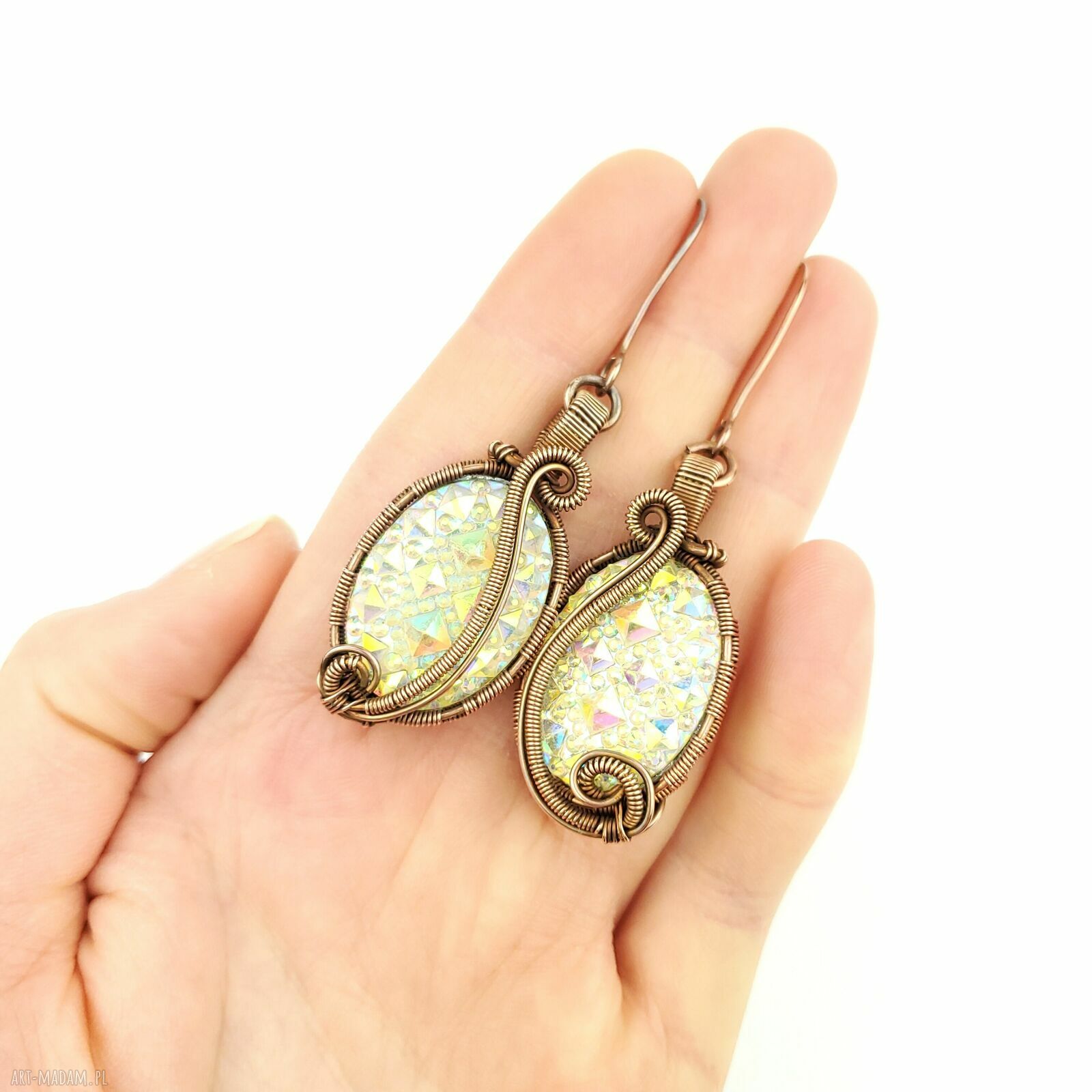 Kolczyki z żywicy - lekkie i błyszczące w technice wire wrapping