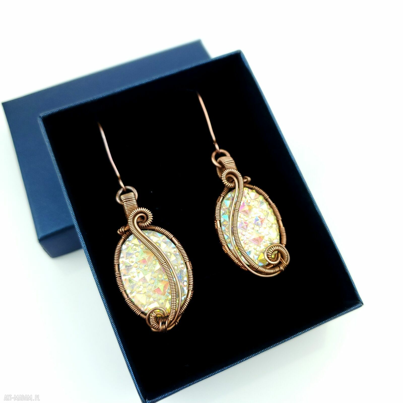 Kolczyki z żywicy - lekkie i błyszczące w technice wire wrapping