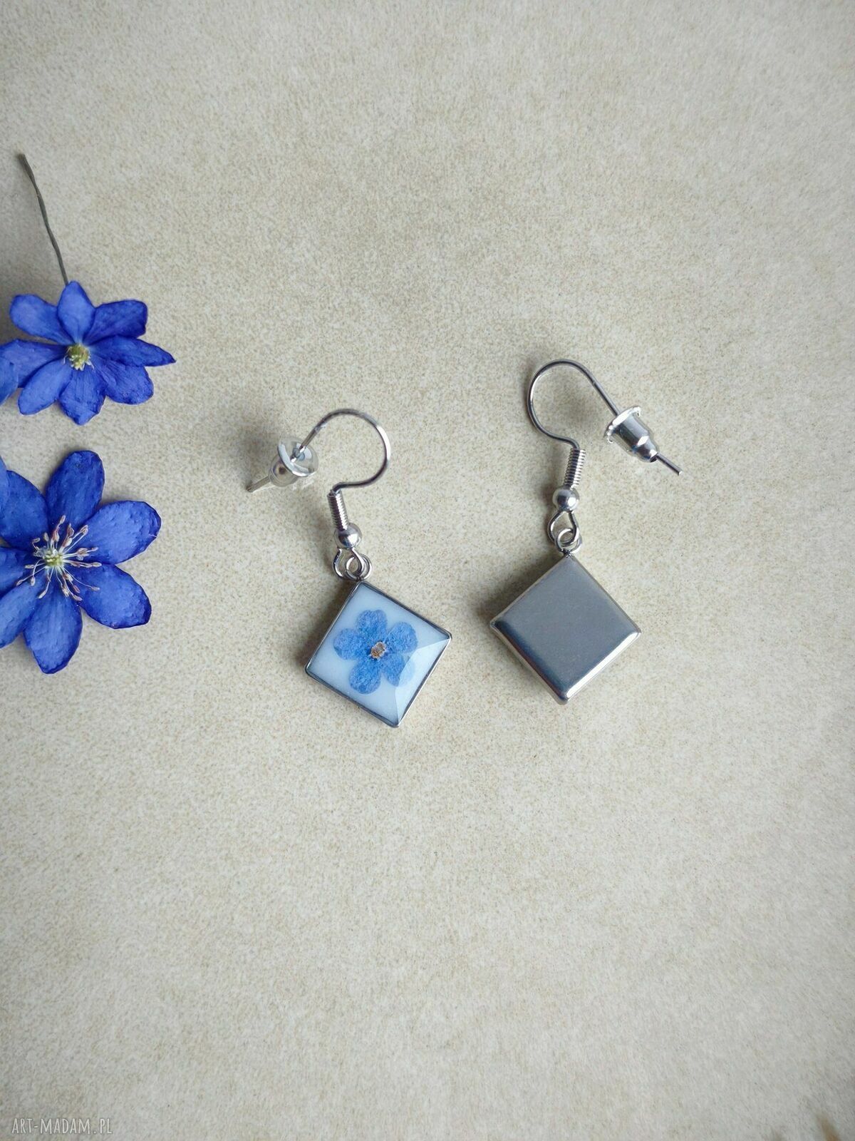 Kolczyki z żywicy kwadratowe Niezapominajki - 16 x 16 mm (stal chirurgiczna)
