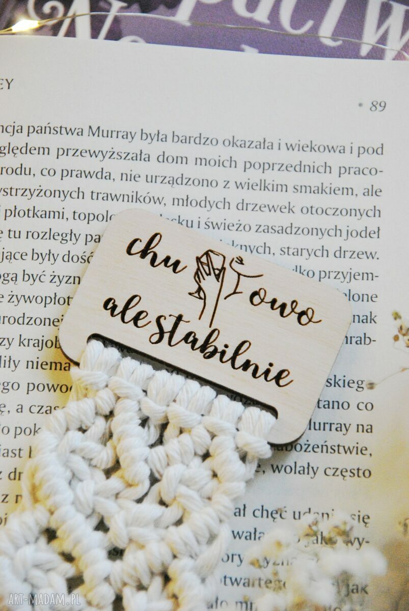 Zabawna zakładka do książki Ch**owo ale stabilnie - ręcznie robiona makrama