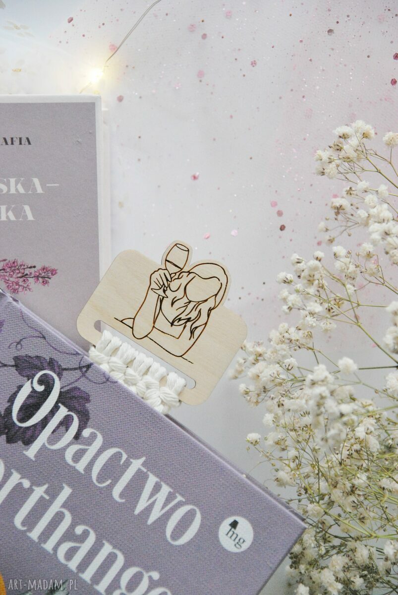 Ręcznie robiona, zabawna zakładka do książki na Dzień Kobiet - makrama z grawerem