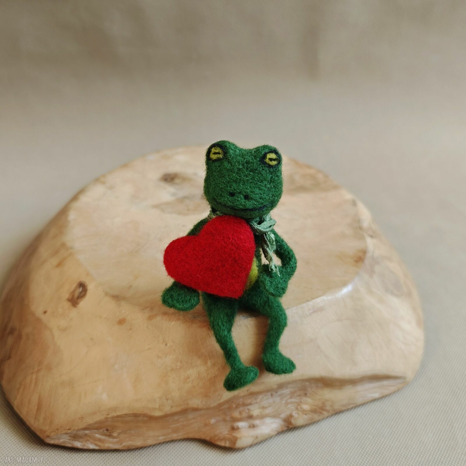 Żabcia kochająca z sercem - filcowana figurka kolekcjonerska