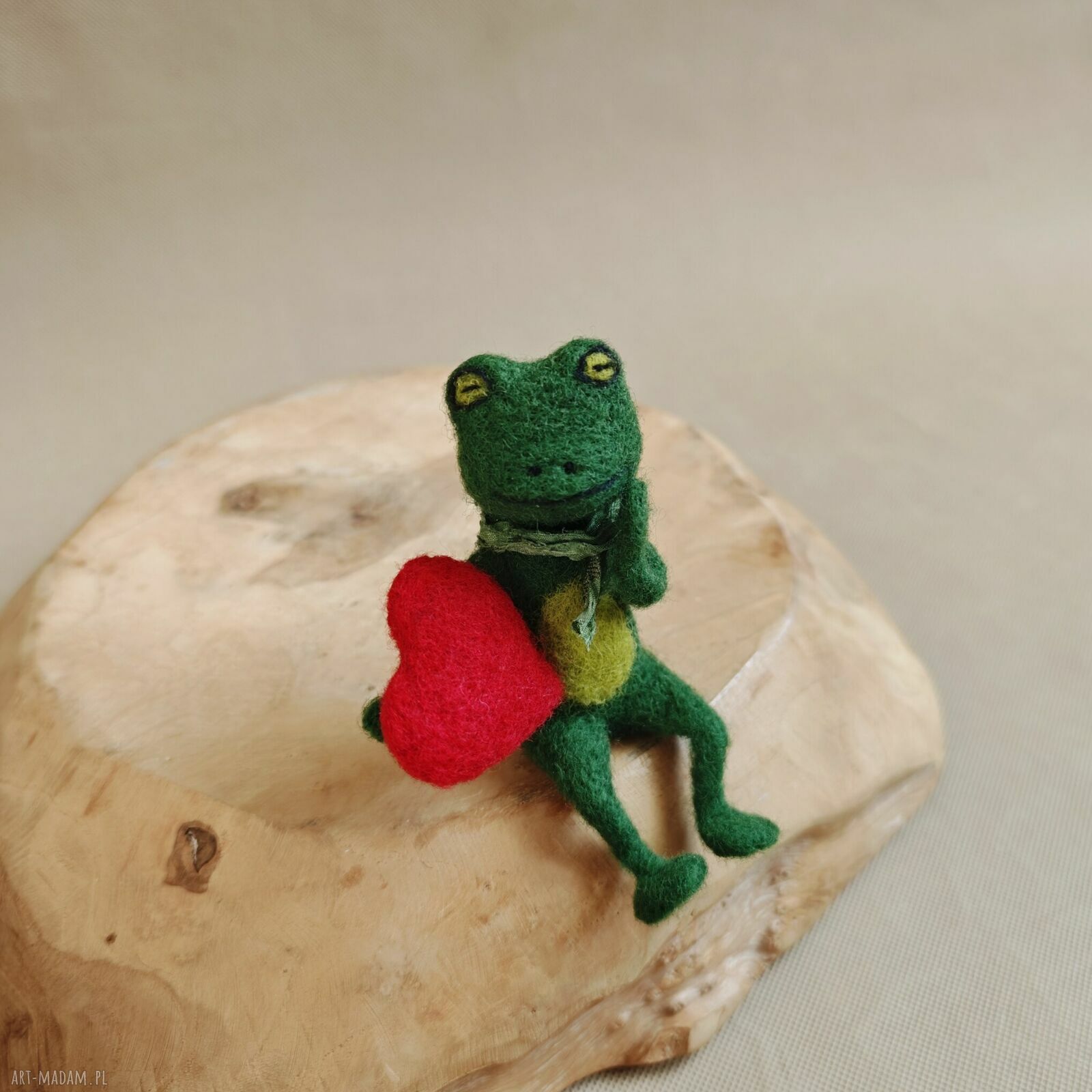 Żabcia kochająca z sercem - filcowana figurka kolekcjonerska