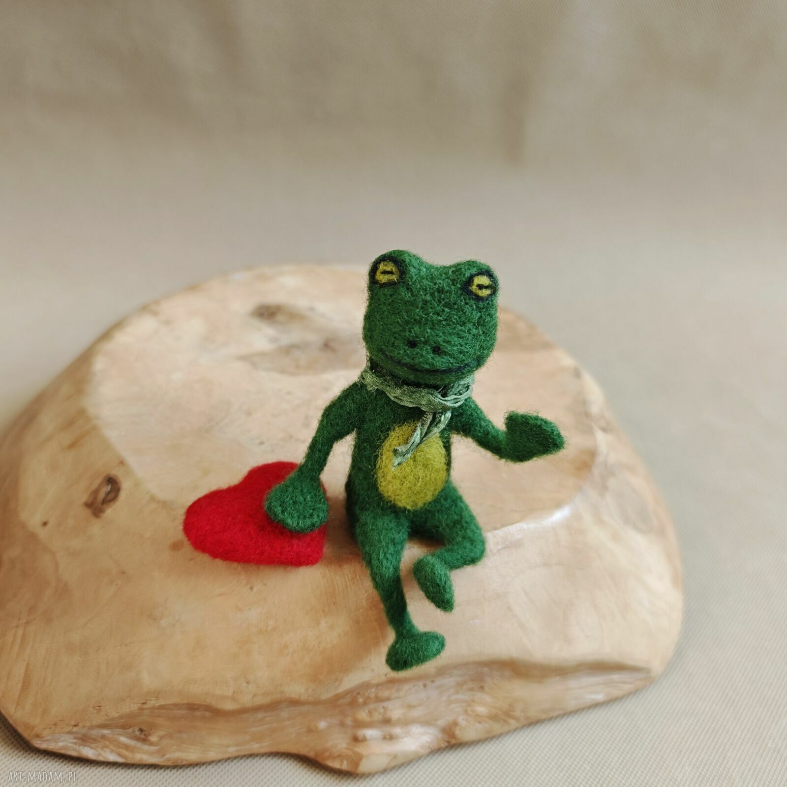 Żabcia kochająca z sercem - filcowana figurka kolekcjonerska