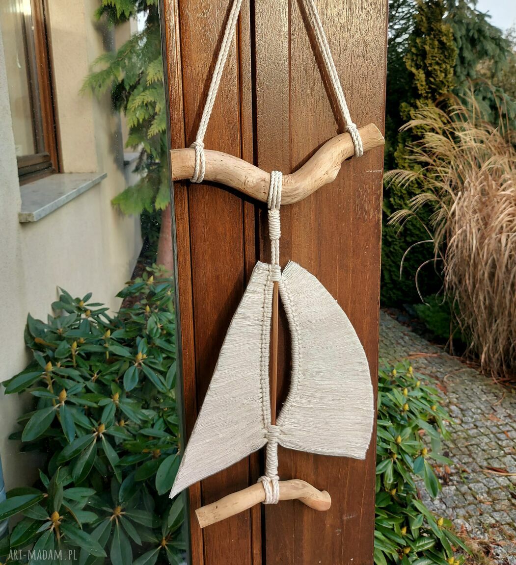 Żaglówka z makramy - dekoracja ścienna w stylu marynistycznym