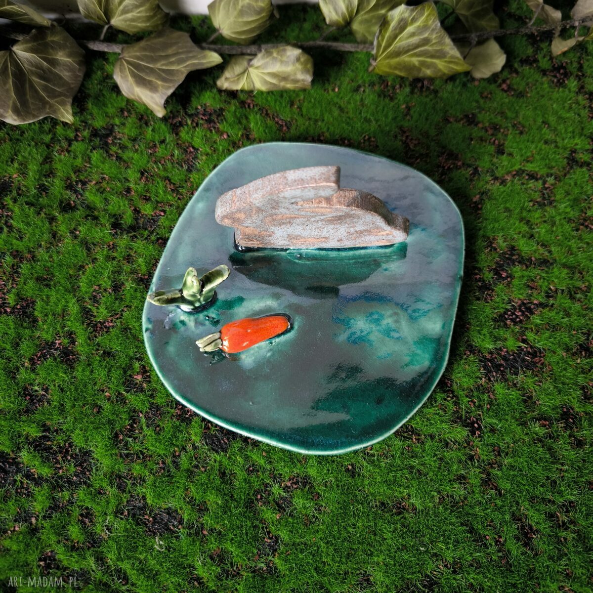 Zajączek z marchewką - ceramiczna miniatura ręcznie lepiona na Wielkanoc