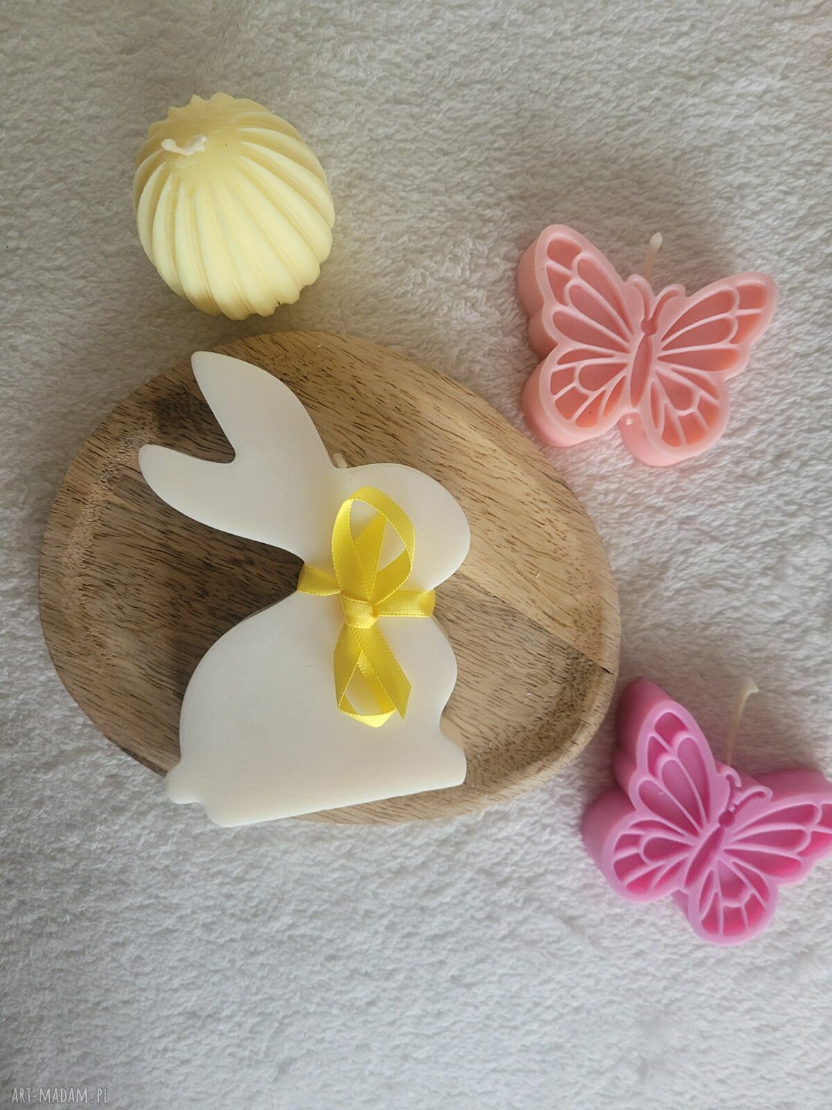 Zajączek wielkanocny z kokardą - świeca sojowa handmade