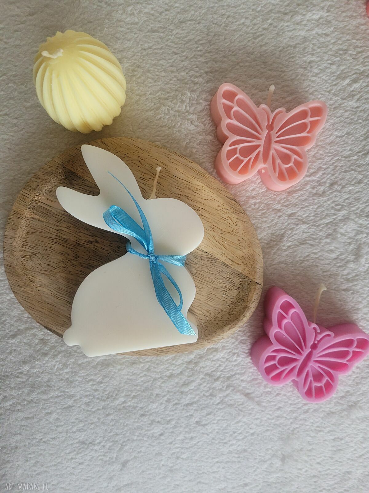 Zajączek wielkanocny z kokardą - świeca sojowa handmade