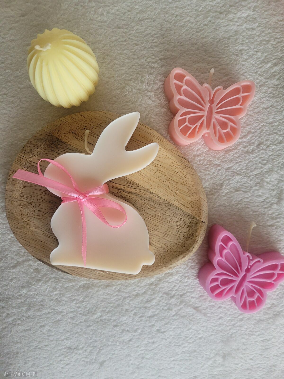 Zajączek wielkanocny z kokardą - świeca sojowa handmade