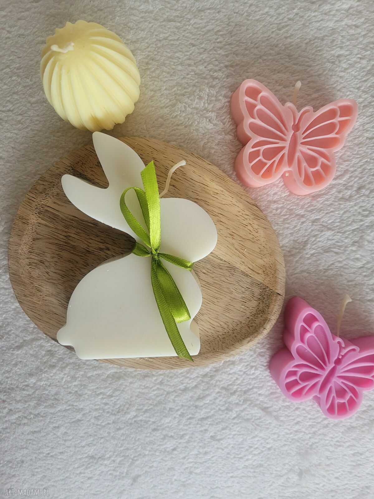 Zajączek wielkanocny z kokardą - świeca sojowa handmade