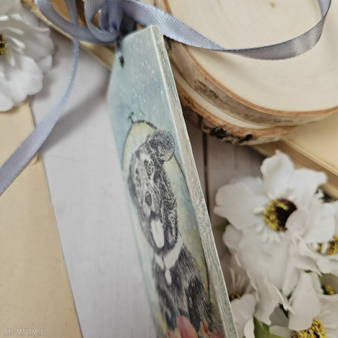 Zakładka decoupage z pieskiem - kolorowe kwiaty z drugiej strony