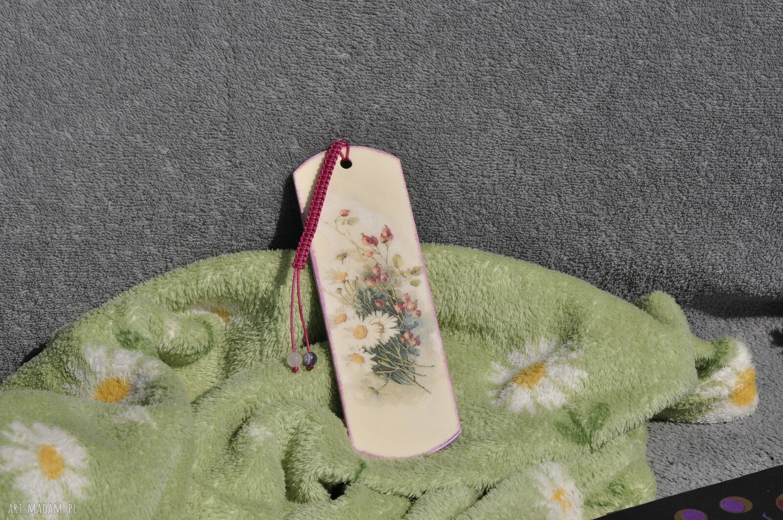 Zakładka do książki - zdobiona metodą decoupage, drewniana z naturalnym kamieniem